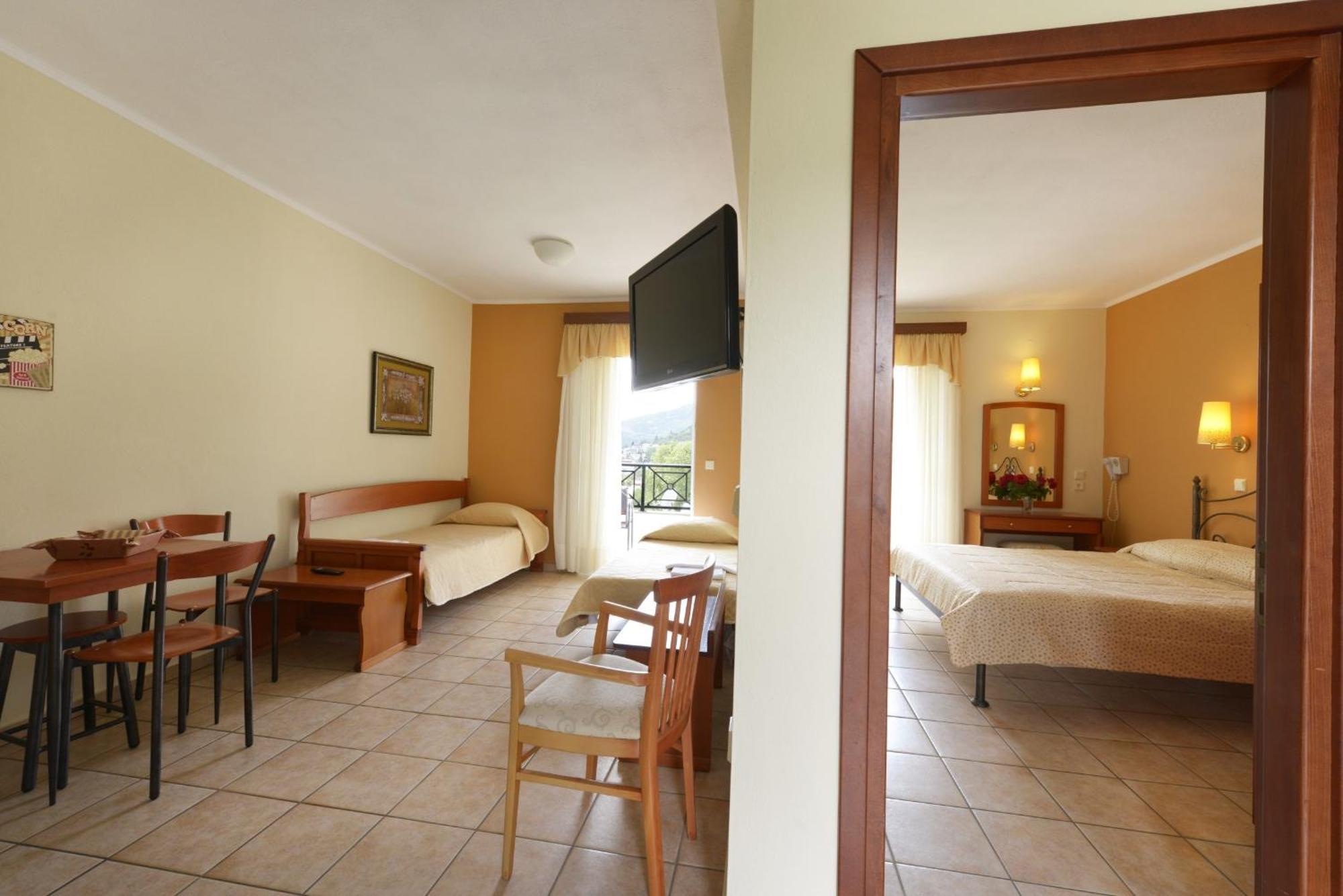 Amalia Aparthotel Palaiontsiflikion Bilik gambar