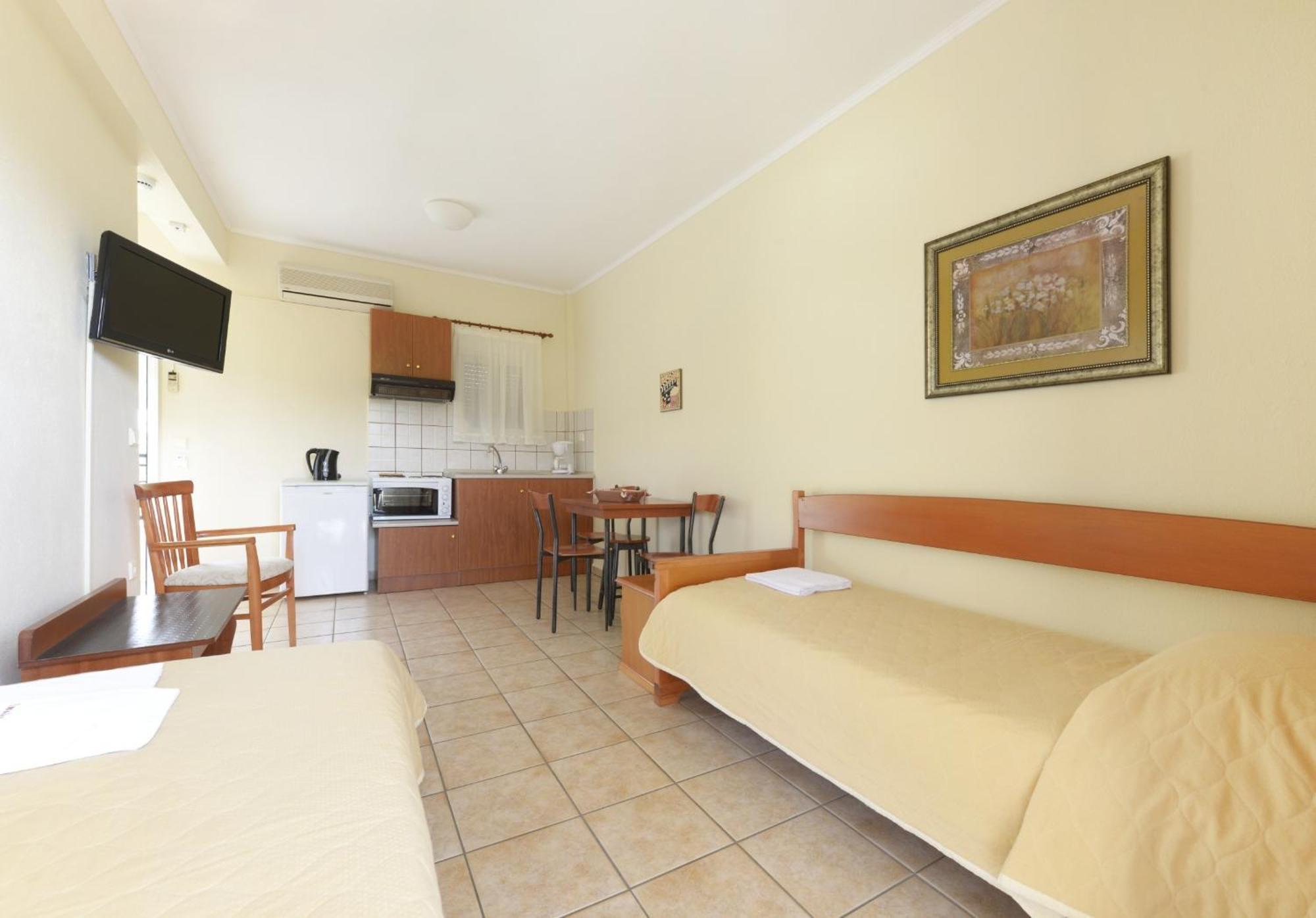 Amalia Aparthotel Palaiontsiflikion Bilik gambar