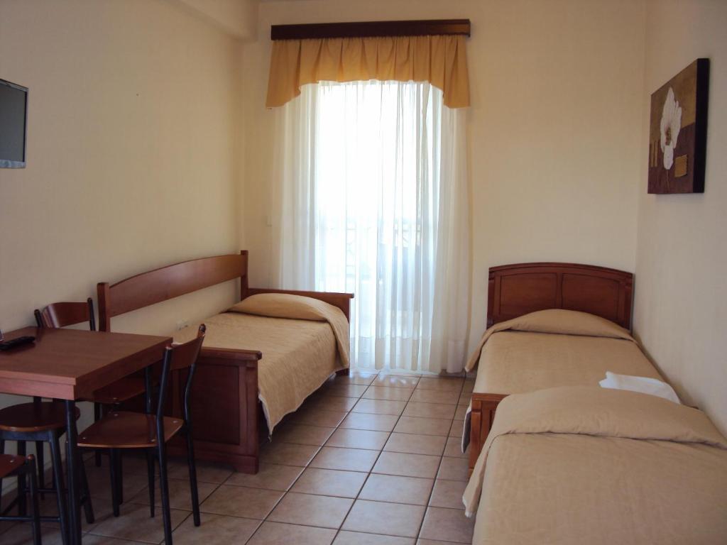 Amalia Aparthotel Palaiontsiflikion Bilik gambar