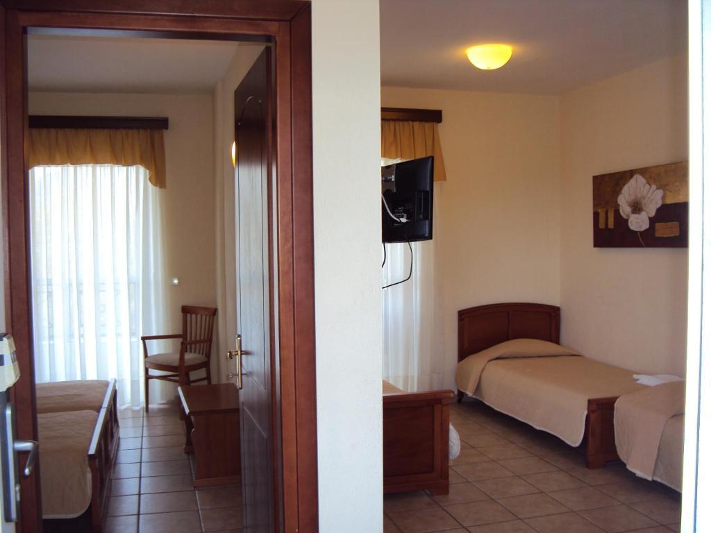 Amalia Aparthotel Palaiontsiflikion Bilik gambar