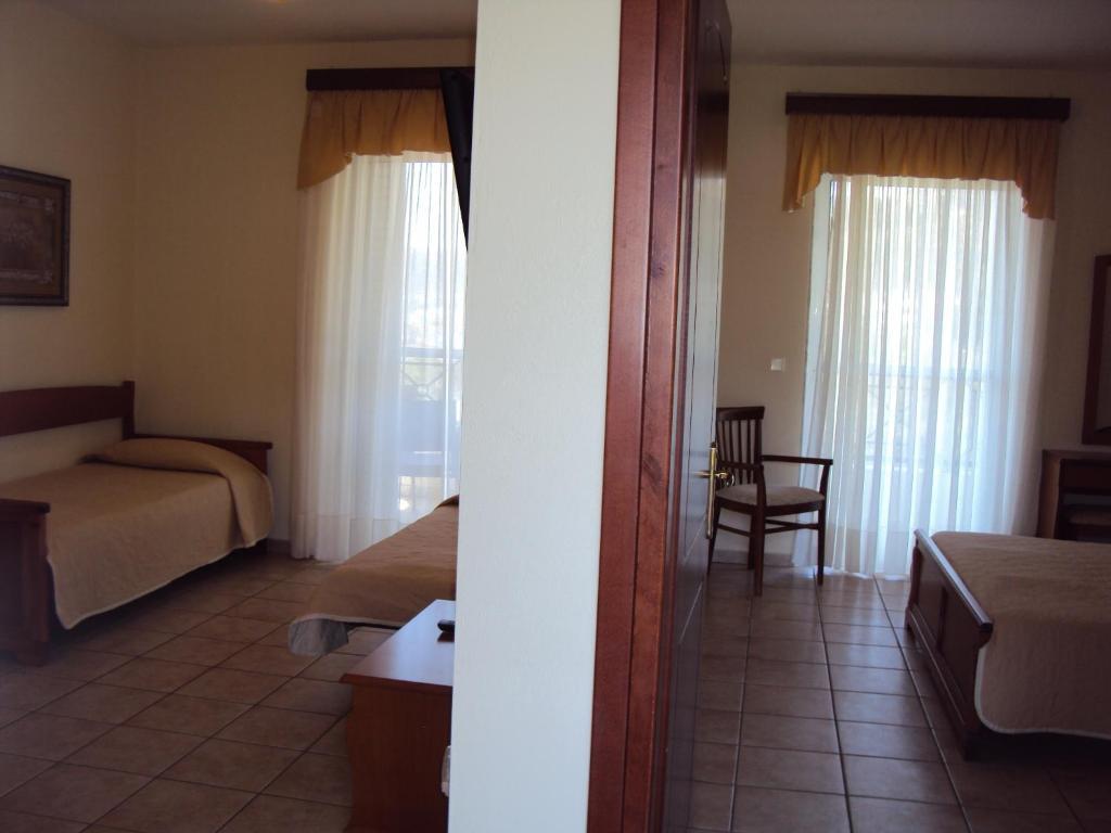 Amalia Aparthotel Palaiontsiflikion Bilik gambar