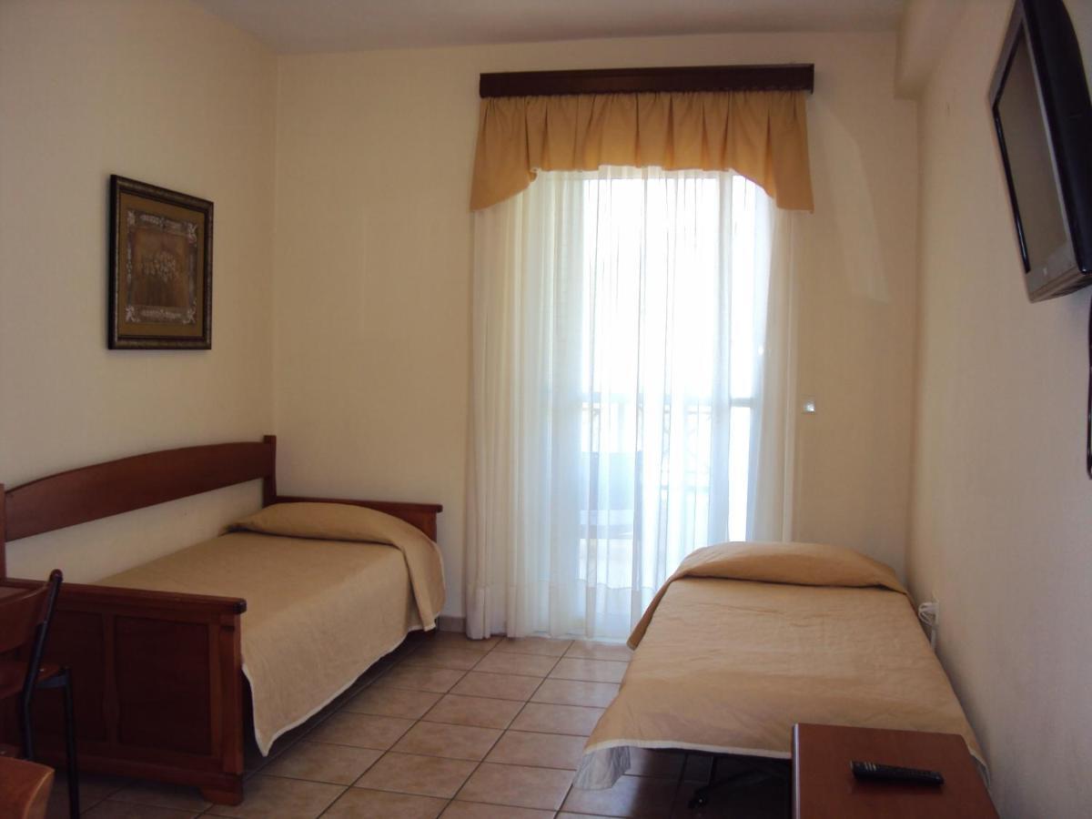 Amalia Aparthotel Palaiontsiflikion Bilik gambar
